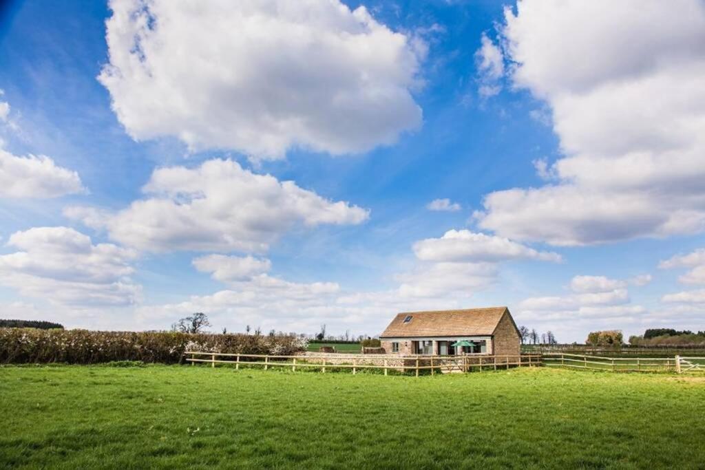 Secluded Romantic Cotswolds Barn - Sleeps 2 To 4 - Near Cirencester - Dog Friendly Villa Kemble Ngoại thất bức ảnh