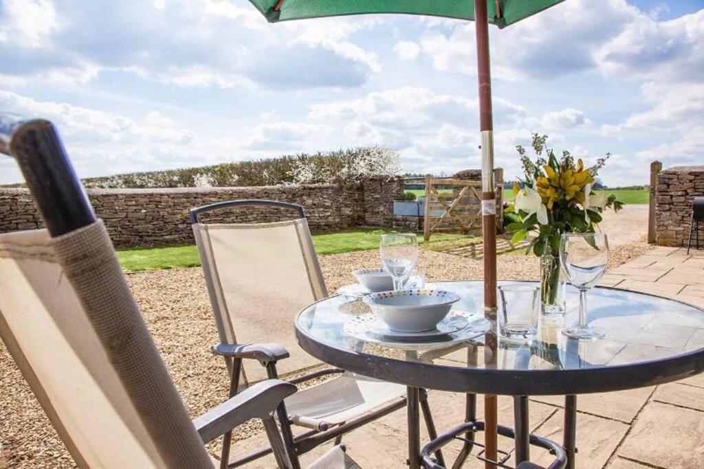 Secluded Romantic Cotswolds Barn - Sleeps 2 To 4 - Near Cirencester - Dog Friendly Villa Kemble Ngoại thất bức ảnh