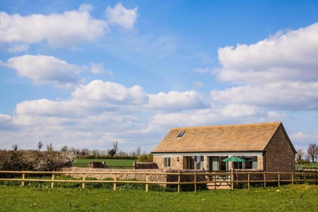 Secluded Romantic Cotswolds Barn - Sleeps 2 To 4 - Near Cirencester - Dog Friendly Villa Kemble Ngoại thất bức ảnh