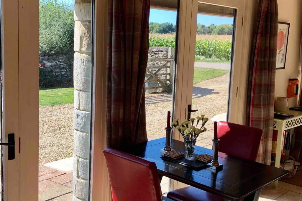 Secluded Romantic Cotswolds Barn - Sleeps 2 To 4 - Near Cirencester - Dog Friendly Villa Kemble Ngoại thất bức ảnh