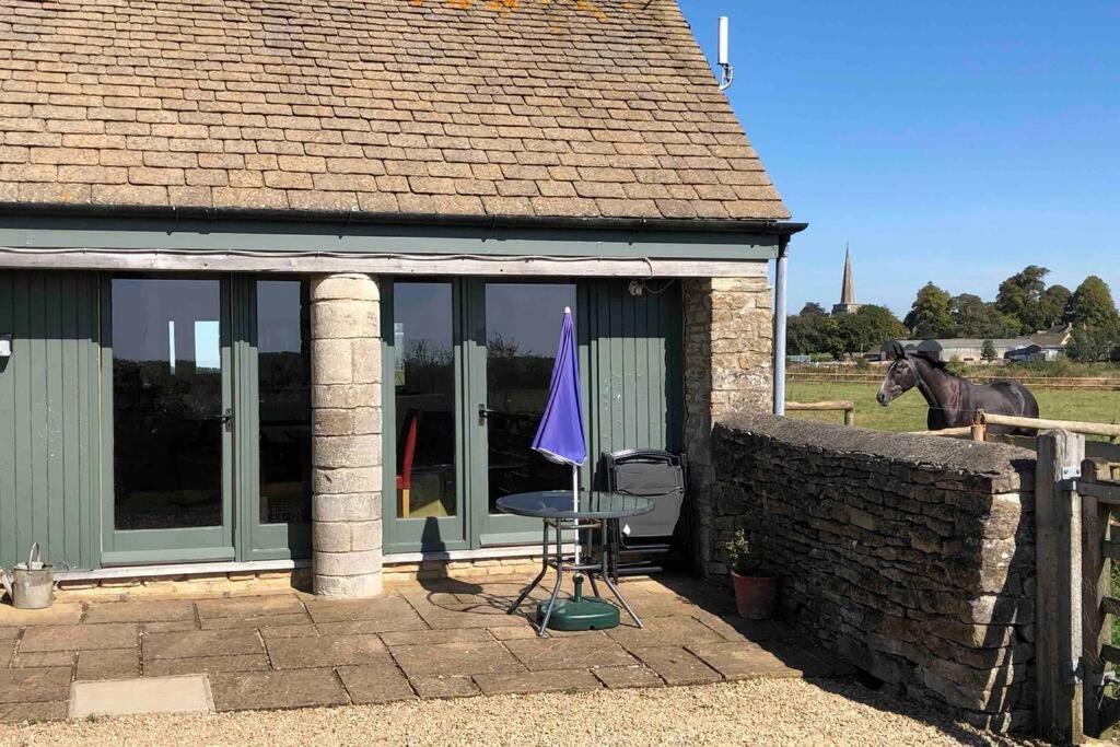 Secluded Romantic Cotswolds Barn - Sleeps 2 To 4 - Near Cirencester - Dog Friendly Villa Kemble Ngoại thất bức ảnh