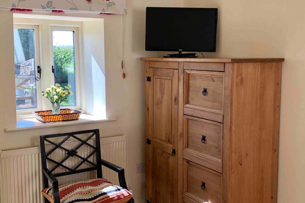 Secluded Romantic Cotswolds Barn - Sleeps 2 To 4 - Near Cirencester - Dog Friendly Villa Kemble Ngoại thất bức ảnh