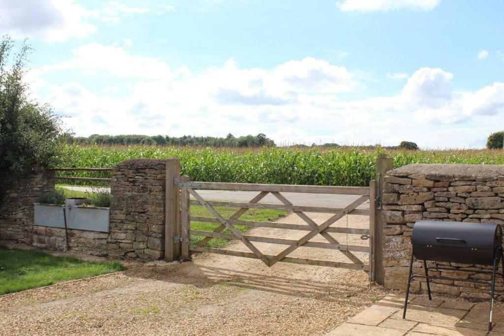 Secluded Romantic Cotswolds Barn - Sleeps 2 To 4 - Near Cirencester - Dog Friendly Villa Kemble Ngoại thất bức ảnh