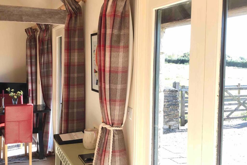 Secluded Romantic Cotswolds Barn - Sleeps 2 To 4 - Near Cirencester - Dog Friendly Villa Kemble Ngoại thất bức ảnh