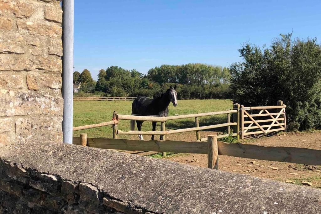 Secluded Romantic Cotswolds Barn - Sleeps 2 To 4 - Near Cirencester - Dog Friendly Villa Kemble Ngoại thất bức ảnh